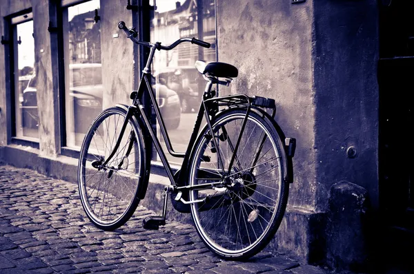 Klassieke vintage retro stad fiets in Kopenhagen, Denemarken — Stockfoto