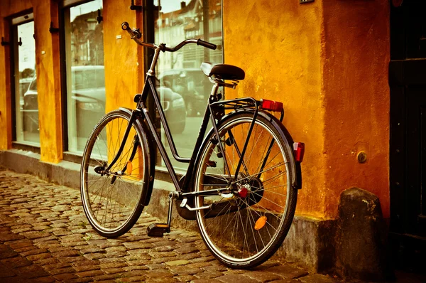 Klassieke vintage retro stad fiets in Kopenhagen, Denemarken — Stockfoto