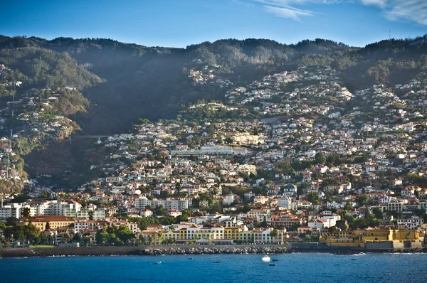 Funchal capital de Madeira vista desde el mar — Foto de Stock
