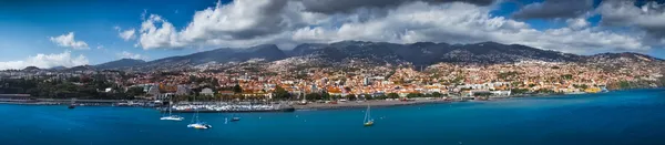 Funchal capital de Madeira vista desde el mar — Foto de Stock