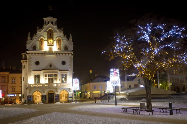 Miasto urządzone przez świąteczne oświetlenie, Rzeszów, Polska — Zdjęcie stockowe