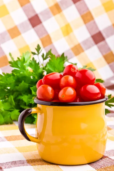 新鮮なトマトの完全な黄色マグカップ — ストック写真