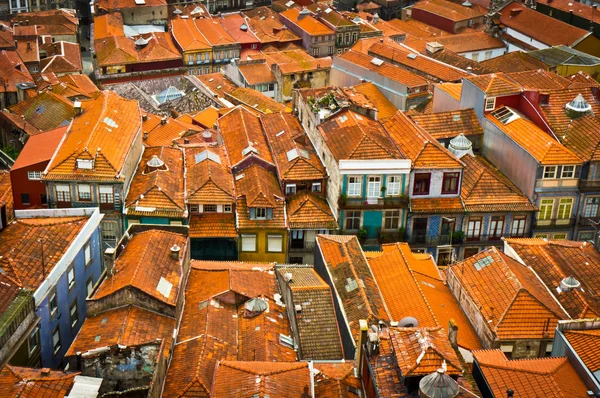 Edificio de techos de la ciudad vieja de Oporto, Portugal — Foto de Stock