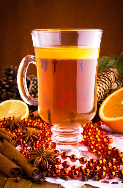 Glühwein met kaneelstokjes en Kerstmis anijs sterren — Stockfoto