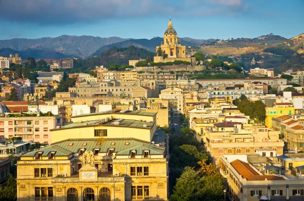 Hermosa vista de la ciudad vieja de Messina, Sicilia, Italia — Foto de Stock