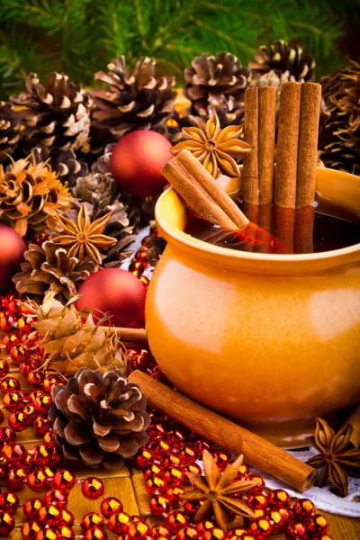 Mulled wine in brown jug with cinnamon and anise — Stock Photo, Image