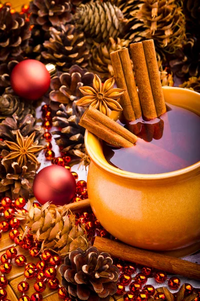 Mulled wine in brown jug with cinnamon and anise — Stock Photo, Image
