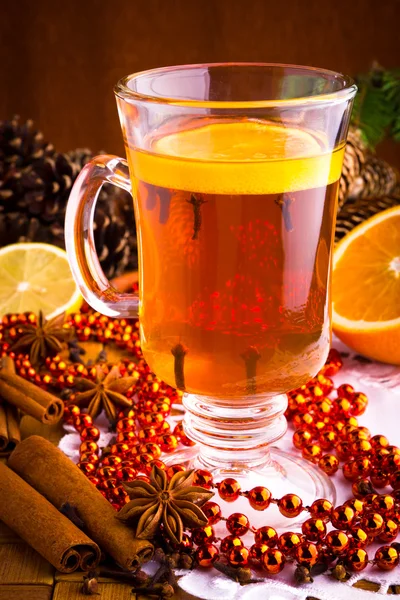 Glühwein met kaneelstokjes en Kerstmis anijs sterren — Stockfoto