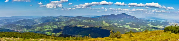 Vista desde el sendero hasta el pico Pilsko desde las montañas Beskidy, Polan —  Fotos de Stock