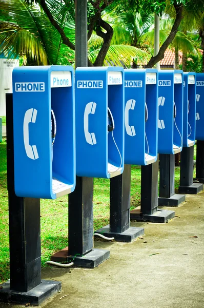 Telefono pubblico blu di fila — Foto Stock