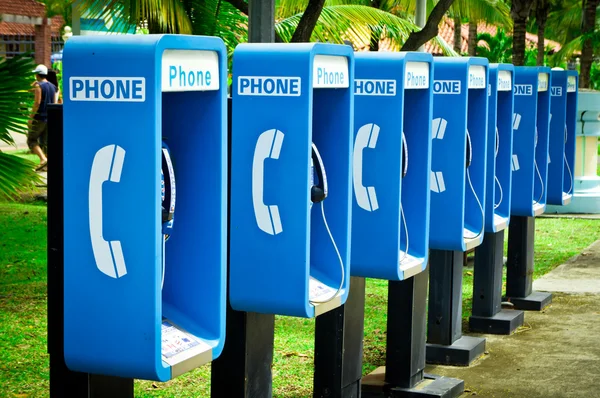 Teléfono público azul en una fila — Foto de Stock