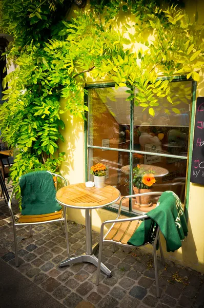 Vintage old fashioned cafe chairs with table in Copenhagen — Stock Photo, Image