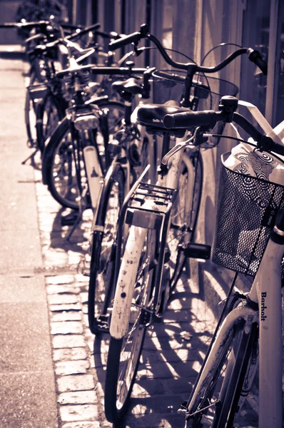 Bicicletas clássicas da cidade retro vintage em Copenhague, Dinamarca — Fotografia de Stock