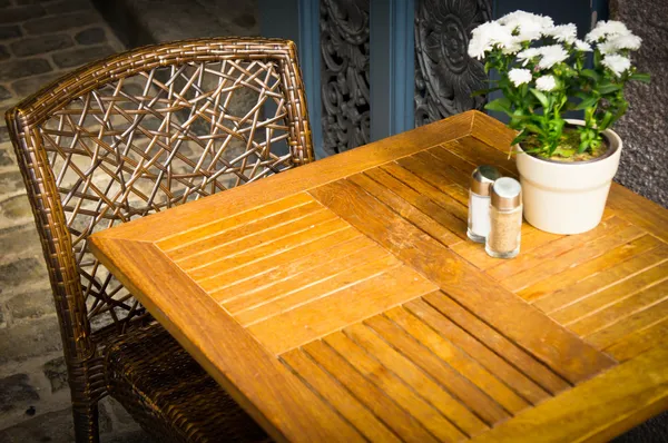 Vintage old fashioned cafe chairs with table in Copenhagen, Denm — Stock Photo, Image