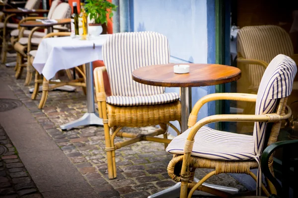 Vintage old fashioned cafe chairs with table in Copenhagen, Denm — Stock Photo, Image
