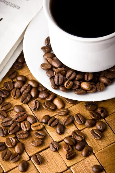 Coffee cup with fresh coffe beans for breakfast — Stock Photo, Image