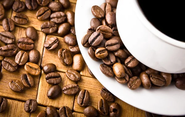 Coffee cup with fresh coffe beans for breakfast — Stock Photo, Image