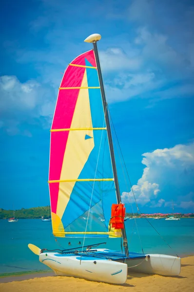 Segelboot an der Meeresküste, Heilige Lucia, karibische Inseln — Stockfoto