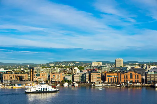 Una vista de la ciudad de Oslo vista desde el Oslofjord — Foto de Stock