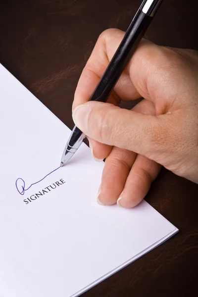 Ανθρώπινο χέρι με στυλό υπογραφή ενός εγγράφου — Φωτογραφία Αρχείου