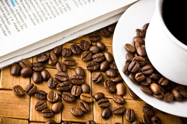 Coffee cup with fresh coffe beans for breakfast — Stock Photo, Image