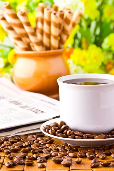 Coffee cup with fresh coffe beans for breakfast — Stock Photo, Image