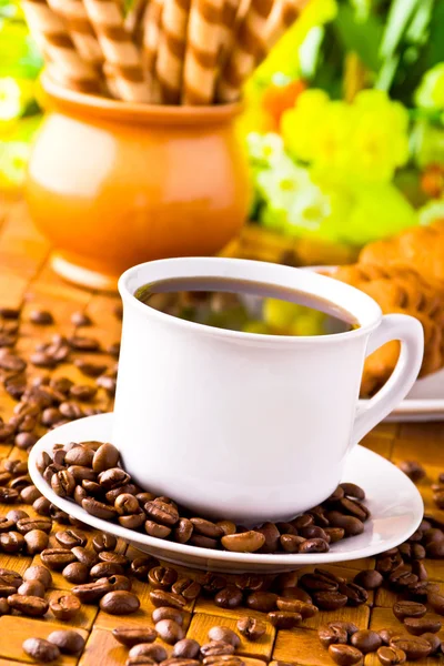 Coffee cup with fresh coffe beans for breakfast — Stock Photo, Image