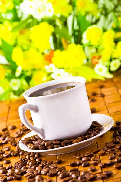 Coffee cup with fresh coffe beans for breakfast — Stock Photo, Image