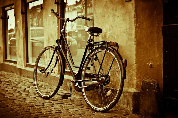 Classic vintage retro city bicycle in Copenhagen, Denmark — Stock Photo, Image