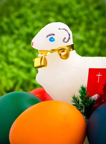 Ovos de Páscoa e decoração de cordeiro — Fotografia de Stock