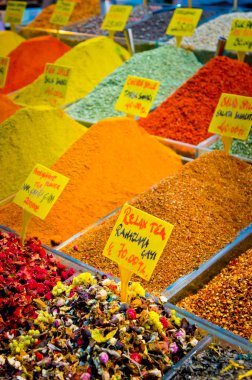 istanbul piyasasında Türkiye'nin çeşitli baharat paket