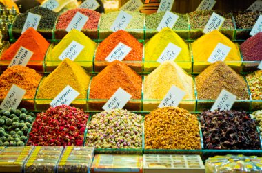 istanbul piyasasında Türkiye'nin çeşitli baharat paket