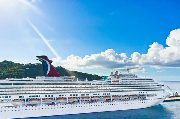Beautiful cruise ship moored at Caribbean Islands — Stock Photo, Image