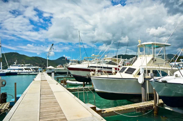 Jachten in philipsburg marina, Sint maarten, Caribische eilanden — Stockfoto