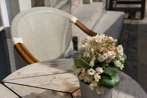 Vintage old fashioned cafe chairs with table in Copenhagen, Denm — Stock Photo, Image