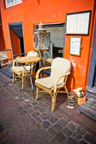 Vintage old fashioned cafe chairs with table in Copenhagen, Denm — Stock Photo, Image