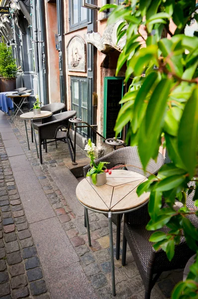 Vintage old fashioned cafe chairs with table in Copenhagen, Denm — Stock Photo, Image