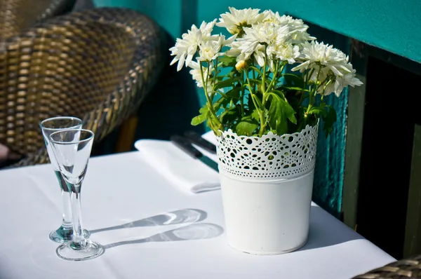 Vintage old fashioned cafe chairs with table in Copenhagen, Denm — Stock Photo, Image