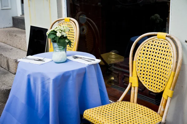 Vintage old fashioned cafe chairs with table in Copenhagen, Denm — Stock Photo, Image