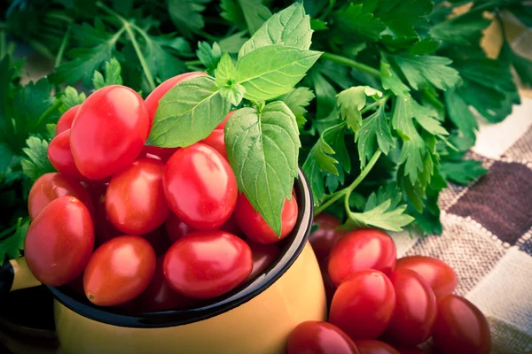 Vintage mok vol met verse cherry tomaten — Stockfoto