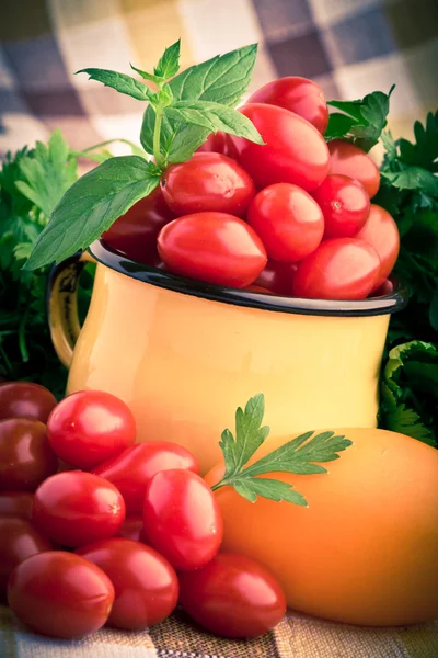 Vintage mug full of fresh cherry tomatoes — Stock Photo, Image