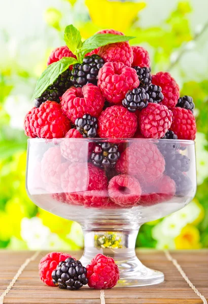 Édes friss gyümölcsök üveg talpas pohár, mentalevél — Stock Fotó