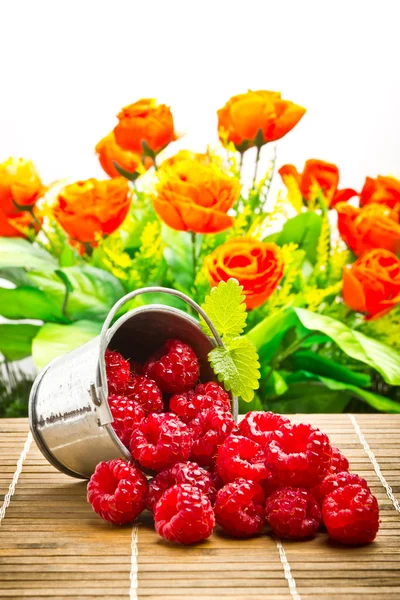 Вкусные ягоды в металлическом маленьком ведре — стоковое фото