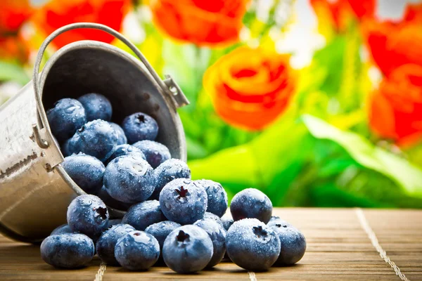 Deliziose bacche di frutta in metallo piccolo secchio — Foto Stock