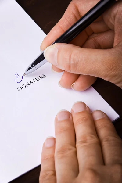 Human hand with pen signing a document — Stock Photo, Image