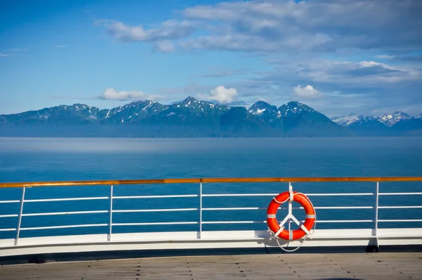 Bouée de sauvetage sur le navire à pont ouvert en Alaska, États-Unis — Photo