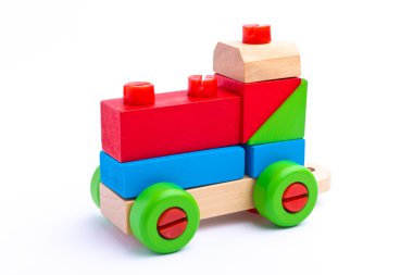 renkli ahşap oyuncak tren izole üzerinde beyaz arka plan