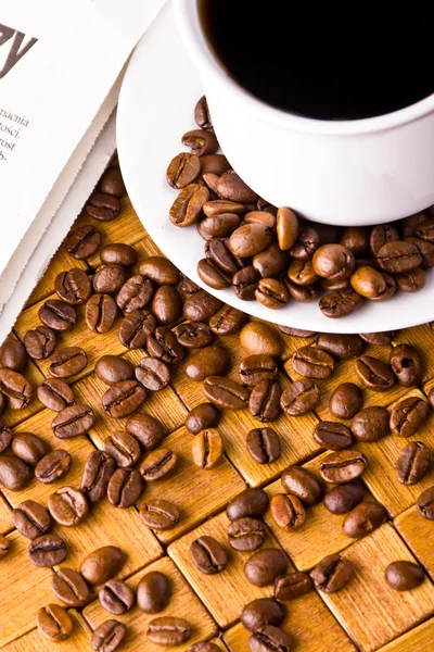 Tazza di caffè con chicchi di caffè freschi per colazione — Foto Stock