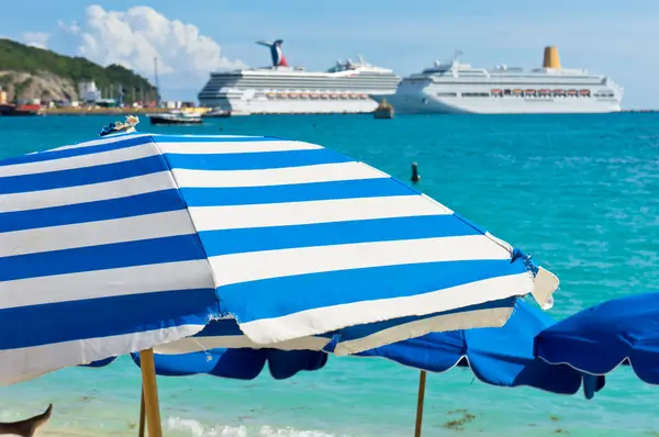 Beautiful beach in Philipsburg, Saint Martin, Carribean Islands — Stock Photo, Image