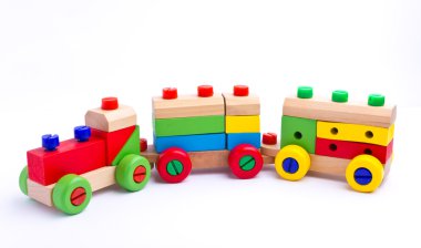 renkli ahşap oyuncak tren izole üzerinde beyaz arka plan